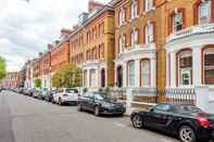 Exterior Chic Chelsea Home near South Kensington by UnderTheDoormat