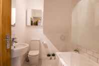 Toilet Kamar BookedUK - Cosy but spacious apartment