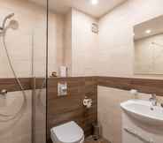 Toilet Kamar 5 Apart Hotel Gardenia