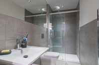 Toilet Kamar Apartment 3 Waterstone House - Sea Front Apartment Hot Tub