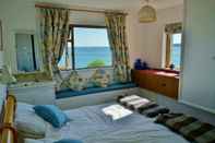 Bedroom The Cottage - Sea Views Direct Access to Beach Pet Friendly