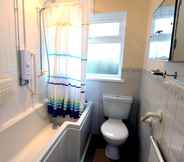 In-room Bathroom 2 Heddfan - Near to Beach Pet Friendly