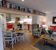 Common Space 4 The Cwtch - Luxury Cottage Sea Views Pet Friendly