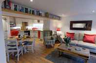 Ruang Umum The Cwtch - Luxury Cottage Sea Views Pet Friendly
