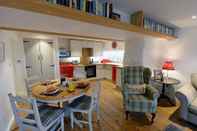 Bilik Tidur The Cwtch - Luxury Cottage Sea Views Pet Friendly