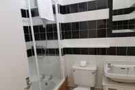 Toilet Kamar BookedUK - NEW Large duplex apartment