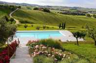 Kolam Renang Family Villa, Pool and Country Side Views, Italy