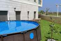 Kolam Renang Deluxe Apartment with Private GardenArea