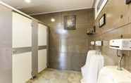 Phòng tắm bên trong 5 Pocheon Moonlight Dog Glamping Site