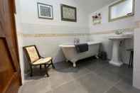 In-room Bathroom 1-bed Luxury Studio Apartment in Tregony, Truro