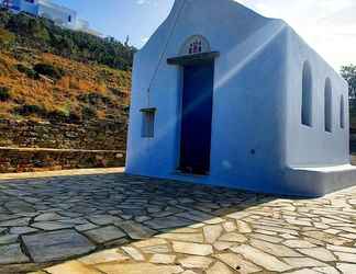 Exterior 2 La Chapelle Ouest in Tinos