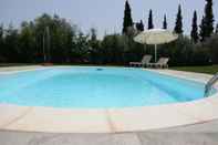 Swimming Pool Luxurious 6 Bedroom Villa In a Great Location