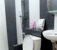 In-room Bathroom 7 Homestay Jogja Dekat Masjid Jogokaryan by Simply Homy