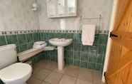 Toilet Kamar 4 Crug Yr Eryr Isaf