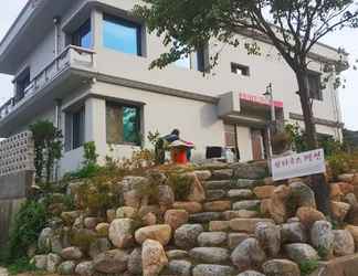 Exterior 2 Goseong Santahus Pension