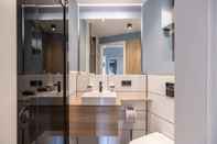 In-room Bathroom Oldtown Studios by dasPaul