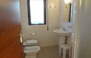 Toilet Kamar 5 Villa Noce - Guest House