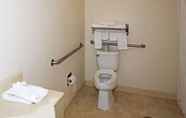 Toilet Kamar 4 Rodeway Inn & Suites