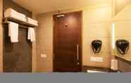 ห้องน้ำภายในห้อง 6 Hotel Cosmopolitan Ahmedabad