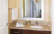 Toilet Kamar 6 TownePlace Suites Buffalo Airport