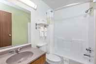 In-room Bathroom Super 8 by Wyndham North Sioux City