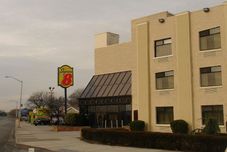 外部的 Super 8 by Wyndham Jamaica North Conduit