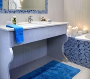 In-room Bathroom 7 Mitos Suites