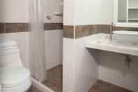 Toilet Kamar Hotel On Vacation Coral Flower