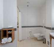 Toilet Kamar 7 Hampton by Hilton Amsterdam Airport Schiphol