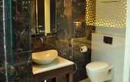 Phòng tắm bên trong 7 Hotel Uppal International