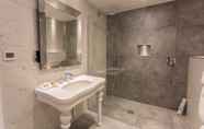 Toilet Kamar 7 Storrs Hall Hotel