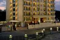 Exterior Residency Sarovar Portico Mumbai