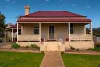 Exterior Charlie Bates Cottage