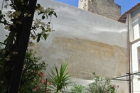 Bên ngoài Aux Augustins Palais des Papes