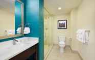 In-room Bathroom 5 Courtyard New York Manhattan/Times Square West