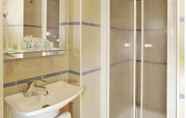 In-room Bathroom 5 A l'Hotel des Roys