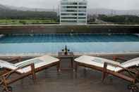 สระว่ายน้ำ Country Inn & Suites by Radisson, Navi Mumbai