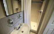 In-room Bathroom 5 The Saracens Head Hotel