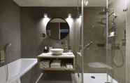 In-room Bathroom 7 Van der Valk Hotel Groningen Westerbroek