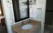 In-room Bathroom 7 Arnprior Motor Inn