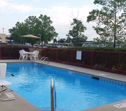 Swimming Pool 2 Days Inn by Wyndham Greenville South/Mauldin