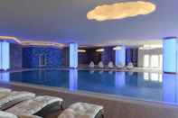 Swimming Pool Wyndham Grand Istanbul Europe