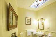 In-room Bathroom Touchwood Cottages