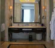 In-room Bathroom 6 Doubletree by Hilton Chongqing Wanzhou