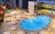 Swimming Pool 3 Radisson Blu Hotel, Istanbul Sisli