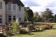 ภายนอกอาคาร Worplesdon Place Hotel