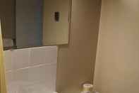 In-room Bathroom Redford Motel