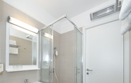 Phòng tắm bên trong 7 Sunnyside Apartments Petrčane