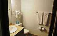 In-room Bathroom 2 Vegreville Garden Inn