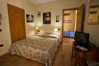 Kamar Tidur Hotel Cine Holiday